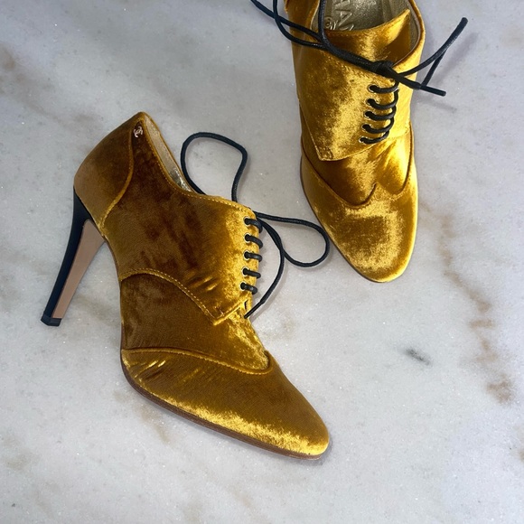 Chanel Velvet Gold Mustard Lace Up Oxford Heel Pump - Picture 6 of 17